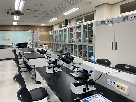 세포와 세균을 관찰할 수 있는 기초실습실