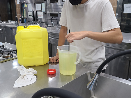 방학기간 세제,수세미 채우기 및 실습실 청소