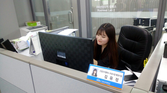 산업경영과를 졸업한 후 우리 학교 산업단지캠퍼스사업단에 직원으로 취업했습니다.