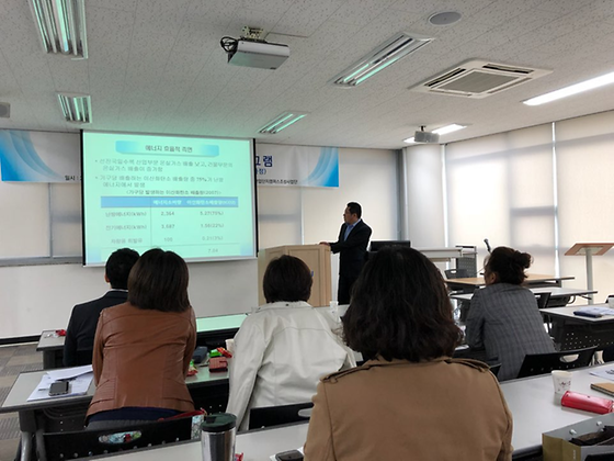 도서관  2층 세미나실에서 재직자 특강을 진행 하였습니다.