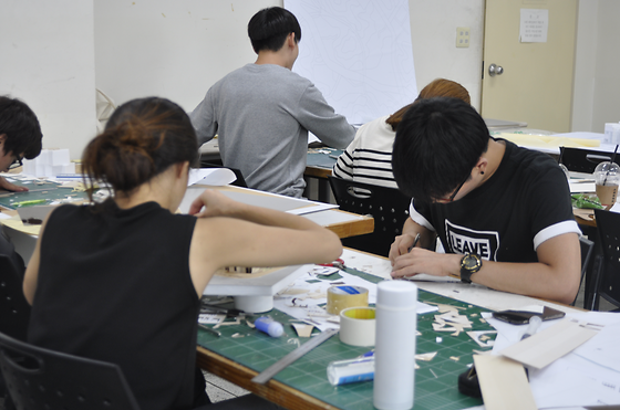 졸업전시를 준비하는 3학년 선배님들의 모습