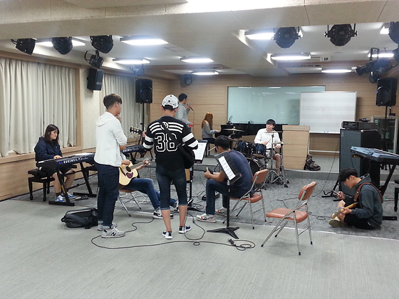 우리대학 최초로 조직된 학과 밴드(건축과 찬양밴드 Archi Cross) 연습 모습 