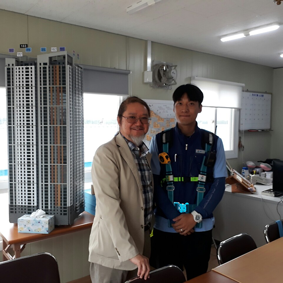 GS건설 안산그랑자이시티현장에서 실습을 하고 있는 학우들의 모습입니다.