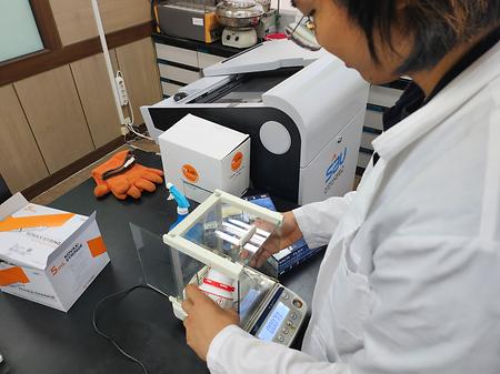 실험동아리 HPLC 실험 수행중