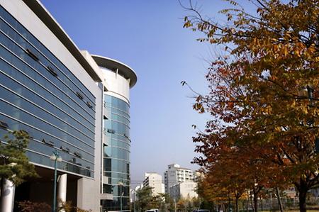 단풍과 잘 어울리는 신안산대학교 체육관을 소개합니다.