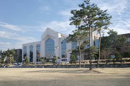 잔디밭에서 바라본 공학관